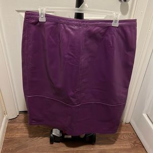 Woman purple leather vintage pencil skirt in great condition has lining